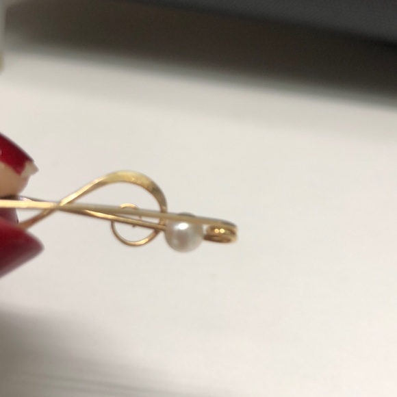 Gold Treble Clef pin with pearl - Picture 6 of 8